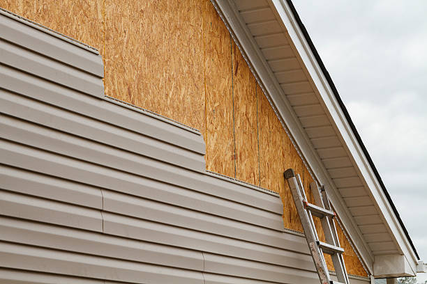 Professional Siding Contractor technician working in Castleton, VA